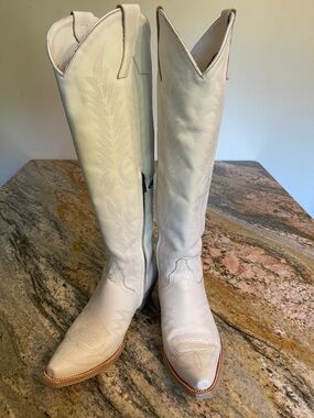 Old Gringo Mayra Bis 18” White Boots
Size 9